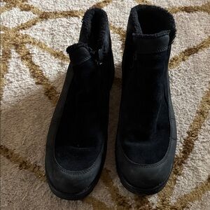Columbia Black Suede Winter Boots Size 9  Zipper Closure Omni-Grip